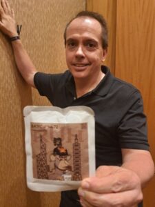 Alegre, BAYC #9472 NFT'nin sahibi tarafından kendisine verilen ve üzerinde Sıkılmış Maymun resmi bulunan kahve paketini gösteriyor. Kaynak: Andrew Fenton/Cointelegraph